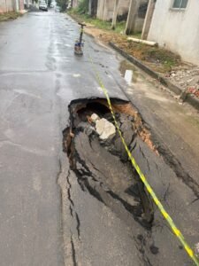 Prefeitura de Guarapari autua Cesan por execução de obra sem licença e danos à via pública