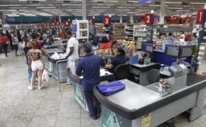 Supermercados do ES estudam voltar a abrir aos domingos, diz Acaps