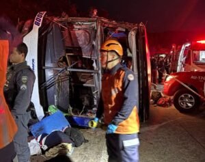 Acidente com ônibus de turismo deixa ao menos três mortos e 44 feridos na BR-262, no ES
