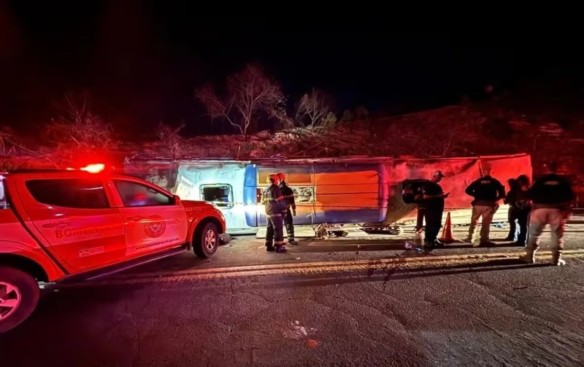 Ônibus que tombou na BR-262 e matou 3 pessoas no ES fazia rota irregular