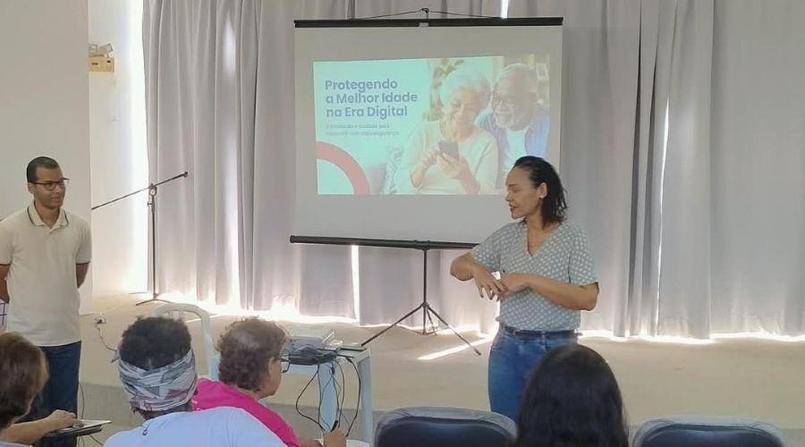 Idosos recebem orientações do Procon de Vila Velha para evitar golpes digitais