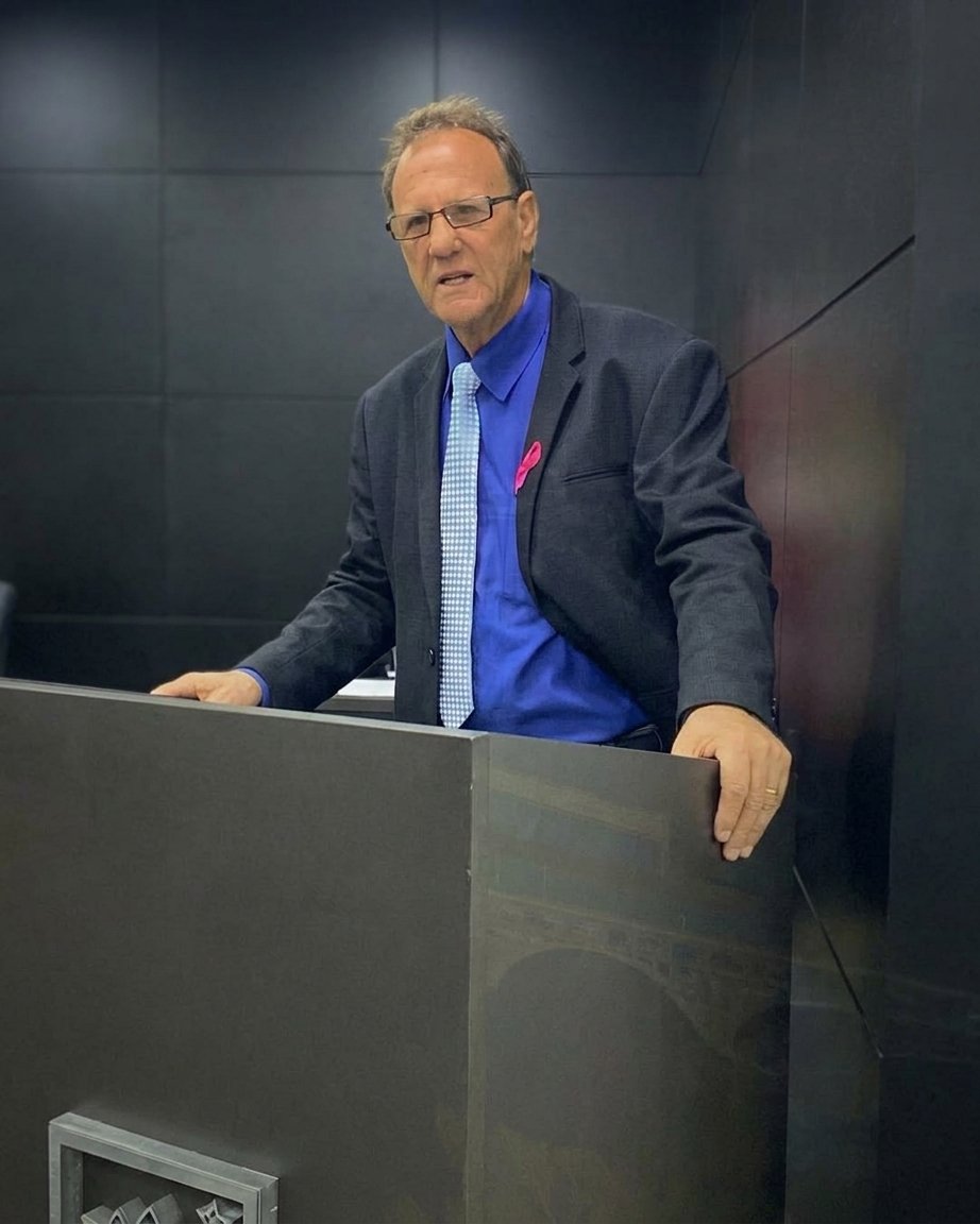 Ivan Carlini solicita a Arnaldinho Borgo pavimentação asfáltica em várias ruas do bairro Ibes