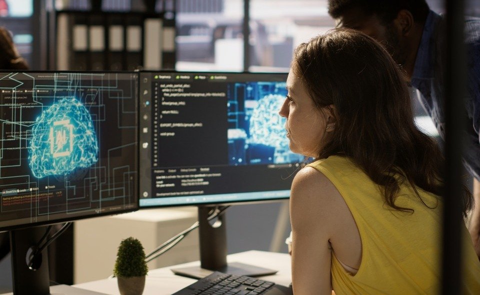 Jovens usam IA para prestar serviços enquanto mercado reduz espaço para iniciantes