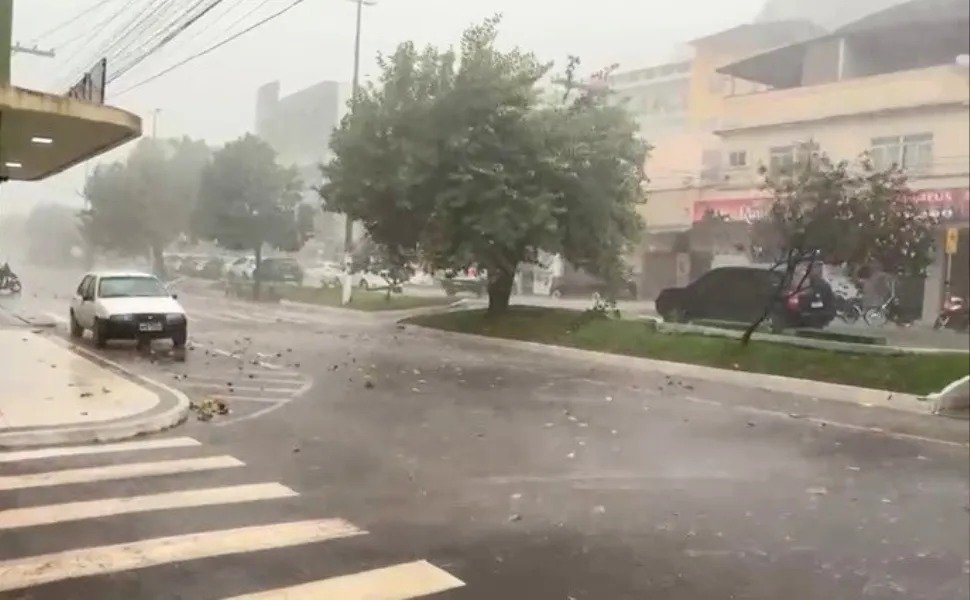 Chuva de granizo e ventania atinge cidade no Sul do ES