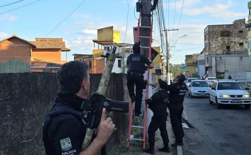 Polícia faz operação contra grupos que controlam internet em Vila Velha