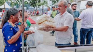 Ações de troca de recicláveis por pães e de adoção de animais em Vila Velha