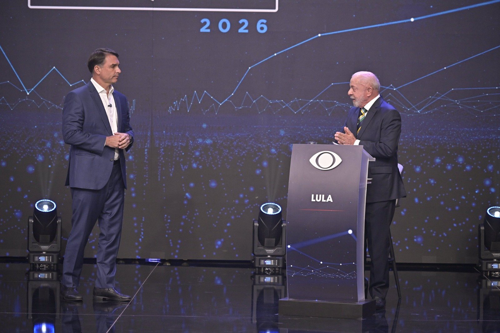 Flávio Bolsonaro e Lula participam do primeiro debate na televisão