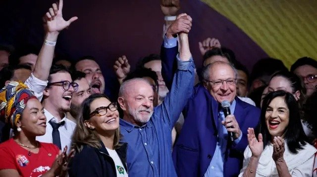 Lula é reeleito presidente e terá 4º mandato após virada histórica sobre Flávio Bolsonaro