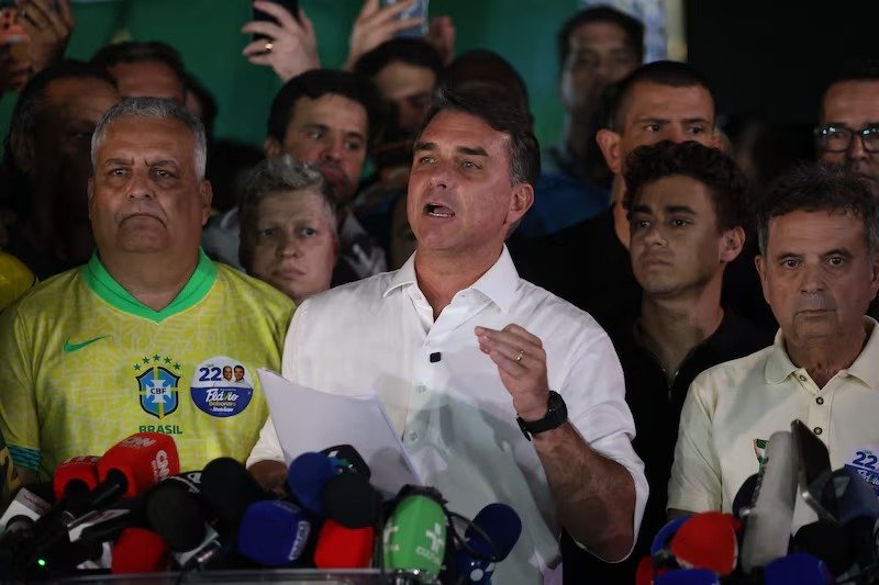 Flávio Bolsonaro afirma ser impossível reconhecer resultado da eleição